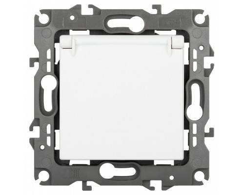 Розетка с заземлением и со шторкой, без рамки Эра Эра 12 12-2103-01М