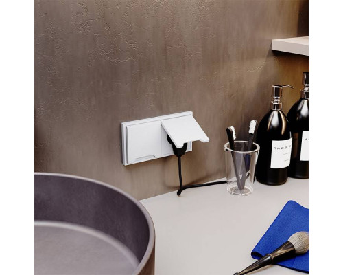 Розетка с заземлением и со шторкой, без рамки с крышкой Voltum S70 VLS040302