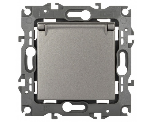 Розетка с заземлением и со шторкой, без рамки с крышкой Эра Эра 12 12-2103-16