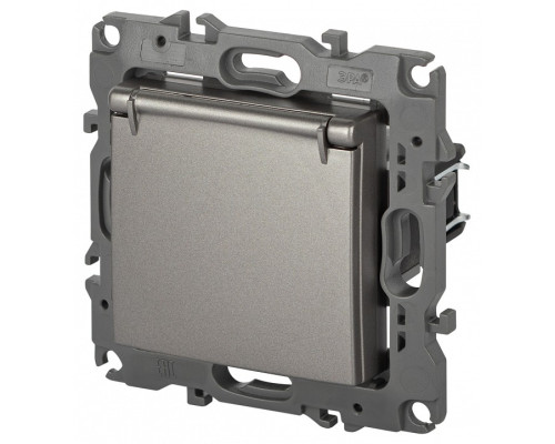 Розетка с заземлением и со шторкой, без рамки с крышкой Эра Эра 12 12-2103-16