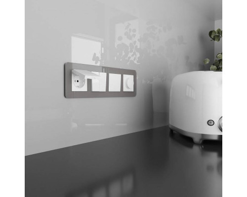 Розетка влагозащищенная с заземлением и со шторкой, без рамки с крышкой Werkel белые W1171201