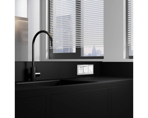 Розетка влагозащищенная с заземлением и со шторкой, без рамки с крышкой Werkel белые W1171201