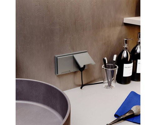 Розетка с заземлением и со шторкой, без рамки с крышкой Voltum S70 VLS040305