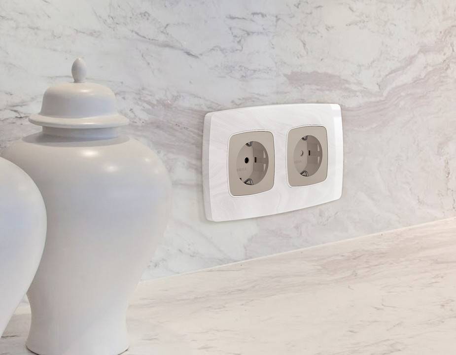 Рамка на 3 поста Ambrella Volt Opera OF940103