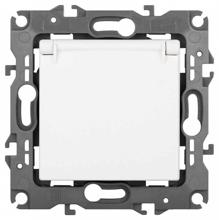 Розетка с заземлением и со шторкой, без рамки Эра Эра 12 12-2103-01М