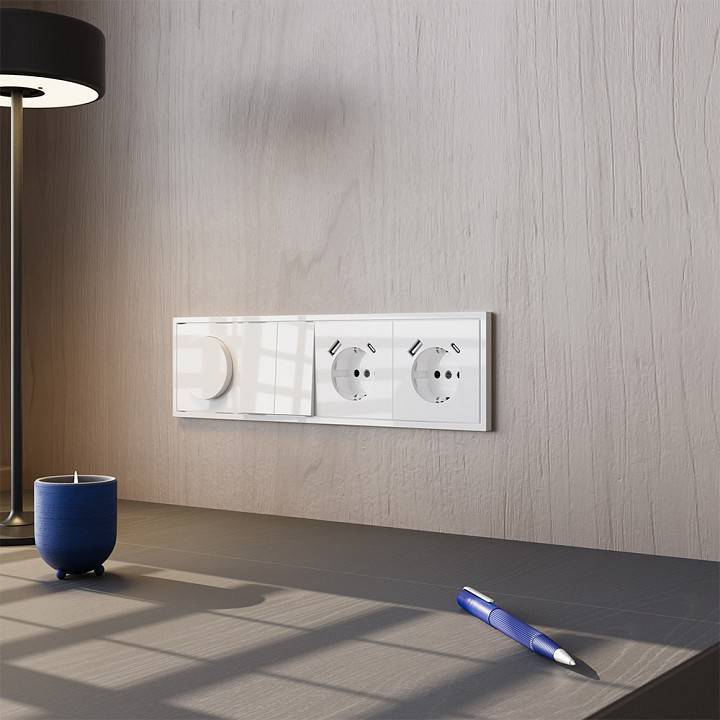 Розетка с заземлением и со шторкой и 2хUSB type A, без рамки Voltum S70 VLS040401