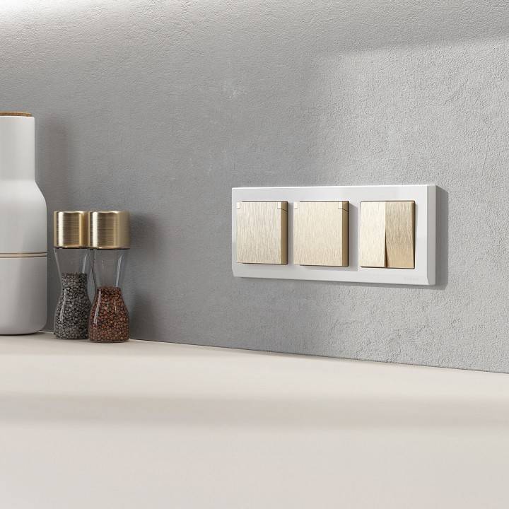 Розетка влагозащищенная с заземлением и со шторкой, без рамки с крышкой Werkel шампань рифленый W1171210