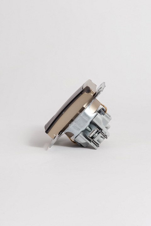 Розетка с заземлением с крышкой, без рамки Elbi Eleсtriс Zena Vega 609-011400-218