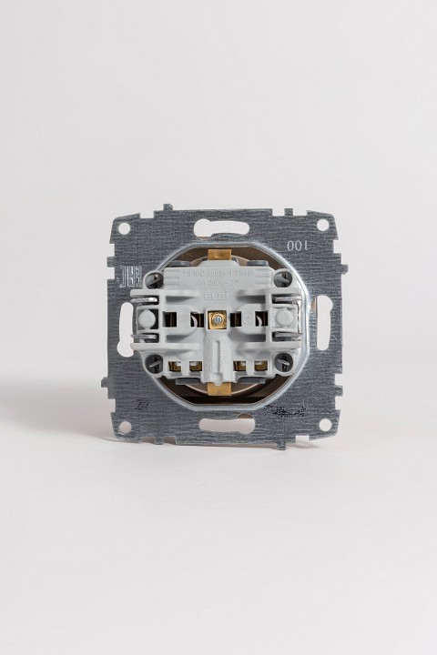 Розетка с заземлением с крышкой, без рамки Elbi Eleсtriс Zena Vega 609-011400-218