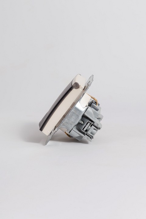 Розетка с заземлением с крышкой, без рамки Elbi Eleсtriс Zena Vega 609-012500-218