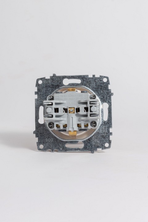 Розетка с заземлением с крышкой, без рамки Elbi Eleсtriс Zena Vega 609-012500-218