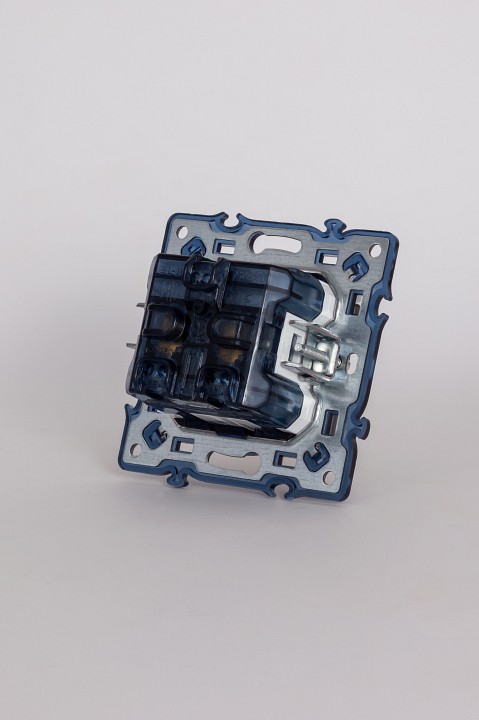 Розетка с заземлением с крышкой, без рамки Elbi Eleсtriс Moda Vox 611-040232-218