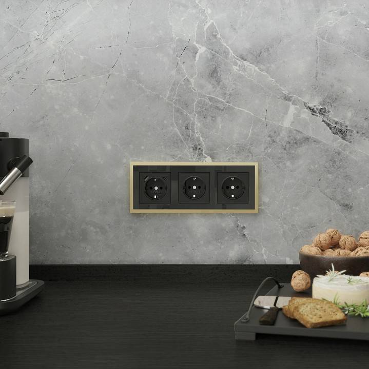 Рамка на 3 поста Werkel Baguette черный/латунь W0032852