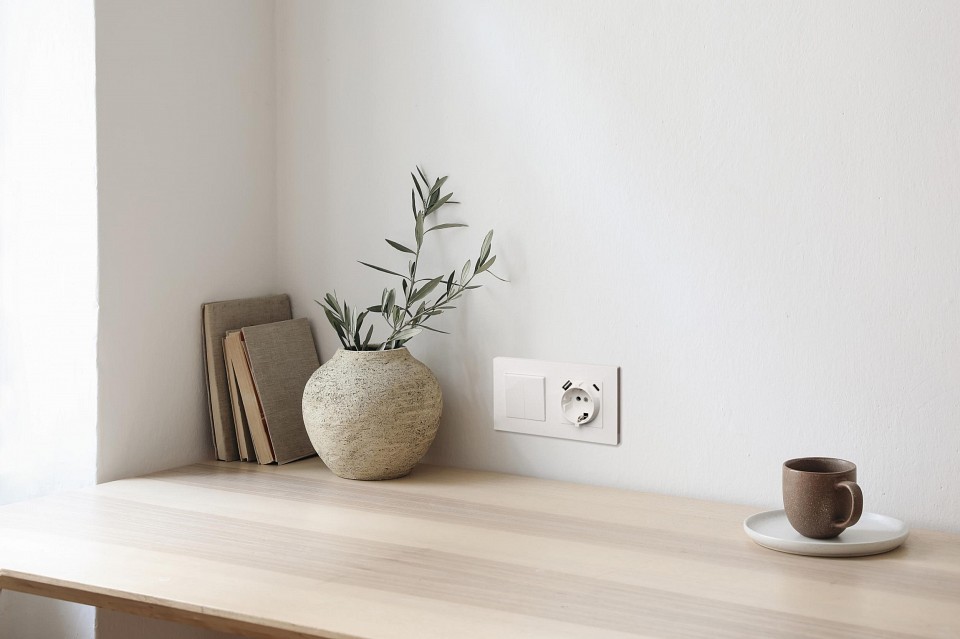 Розетка с заземлением и со шторкой и 2хUSB type A и C, без рамки Kollinger  REA-004WH