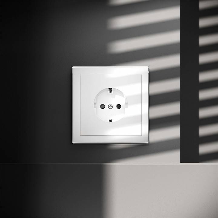 Розетка с заземлением и со шторкой, без рамки Voltum S70 VLS040201