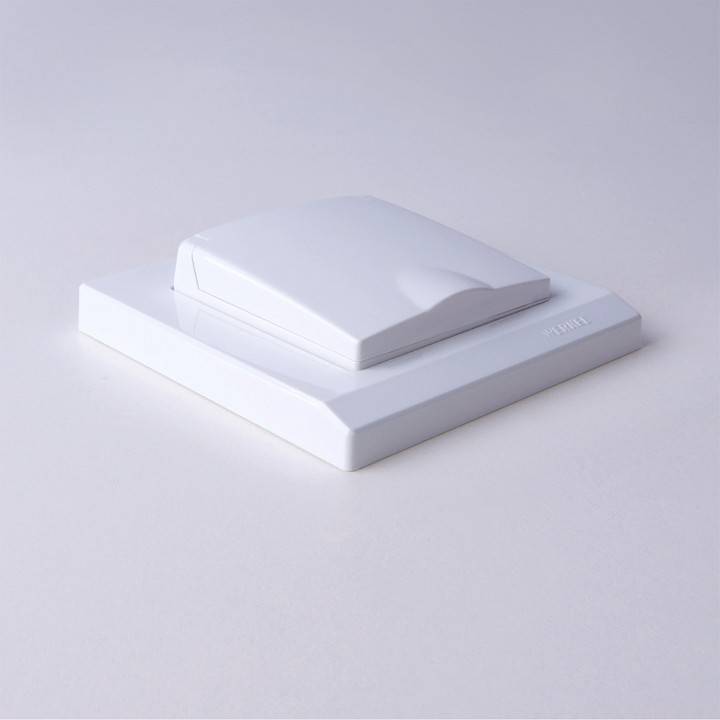 Розетка с заземлением, шторками и крышкой Werkel белый W1171201