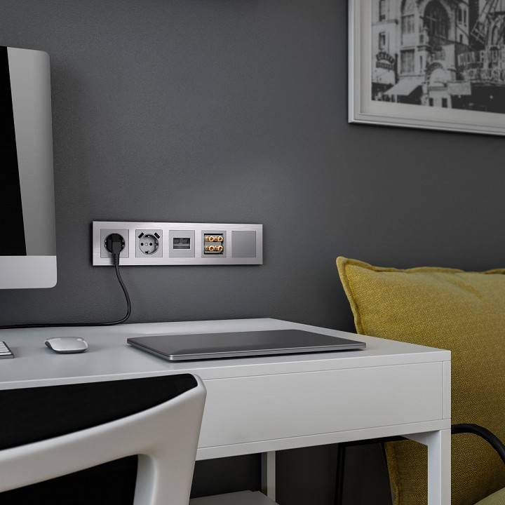 Розетка с заземлением и шторками без рамки Werkel серебряный W1171306