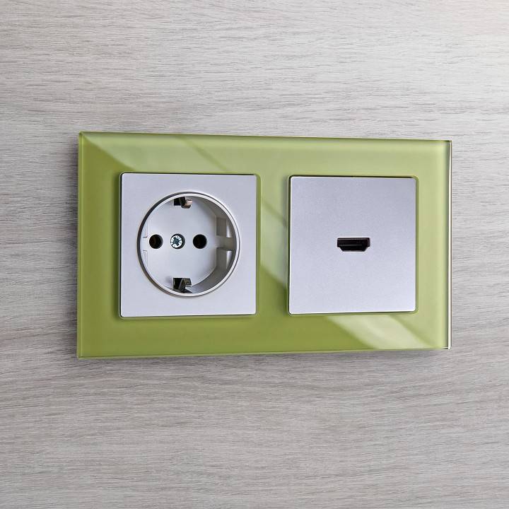 Розетка с заземлением и шторками без рамки Werkel серебряный W1171306