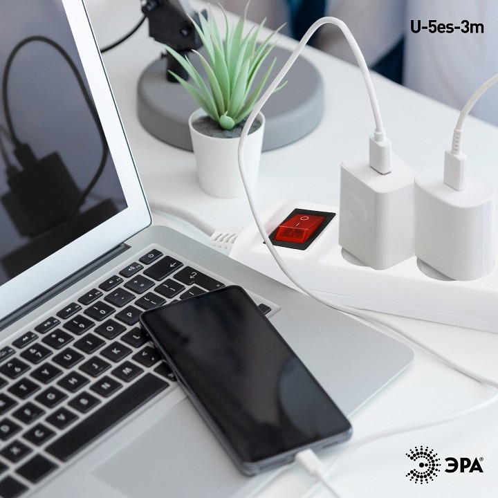 Удлинитель с выключателем ЭРА U-5es-3m 5 розеток 3 м 3х1.5 мм² U-5es-3m-3x1,5
