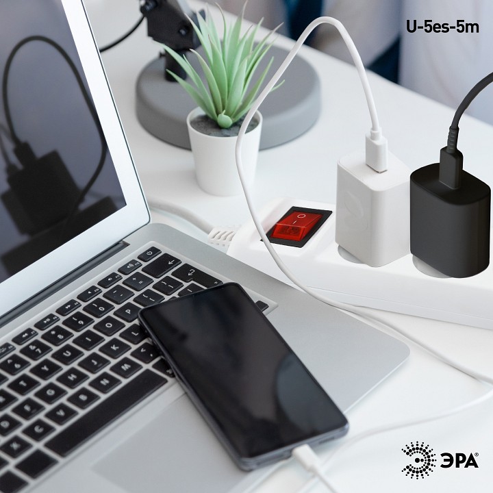 Удлинитель с выключателем ЭРА U-5es-5m 5 розеток 5 м 3х1.5 мм² U-5es-5m-3x1,5