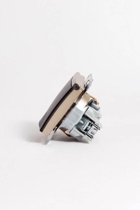 Розетка с заземлением и со шторкой, без рамки с крышкой Elbi Eleсtriс Zena Vega 609-011400-219