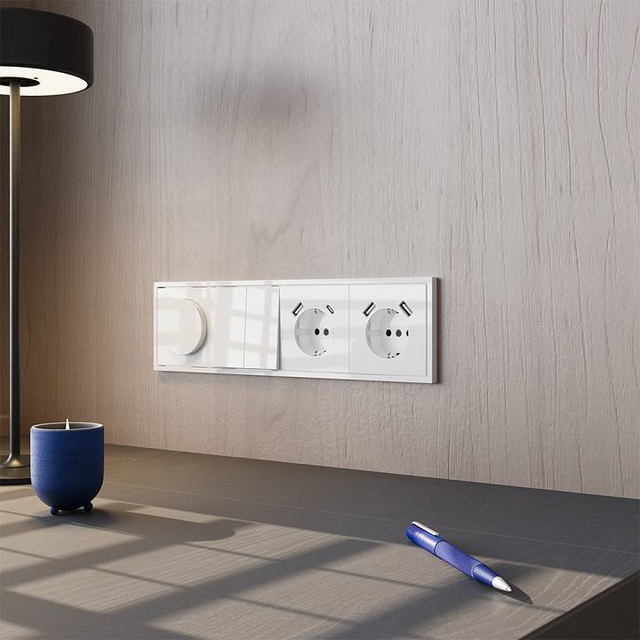 Розетка с заземлением и со шторкой и 2хUSB type A и C, без рамки Voltum S70 VLS040501