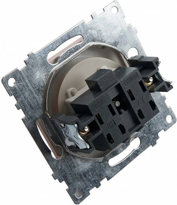 Розетка с заземлением и с шторками, без рамки Stekker Катрин 39596