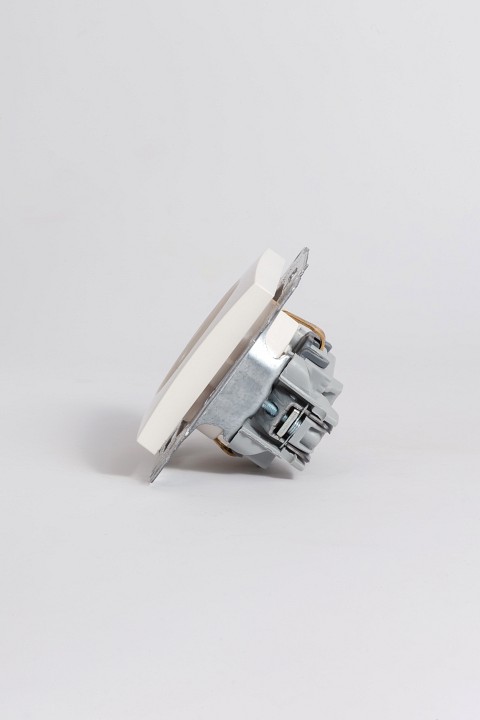 Розетка с заземлением и со шторкой, без рамки Elbi Eleсtriс Zena Vega 609-010200-243