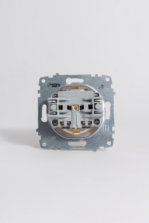 Розетка с заземлением и со шторкой, без рамки Elbi Eleсtriс Zena Vega 609-010200-243