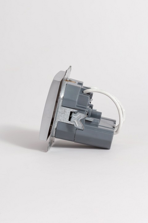 Розетка с заземлением и со шторкой и 2хUSB type A, без рамки Elbi Eleсtriс Zena Vega 609-011000-317