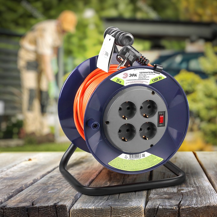 Удлинитель силовой на катушке ЭРА RPx-4es-3х0.75-20m 4 розетки 20 м 3х0.75 мм² RPx-4es-3х0.75-20m