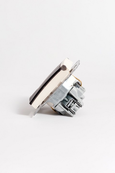 Розетка с заземлением и со шторкой, без рамки с крышкой Elbi Eleсtriс Zena Vega 609-012500-219