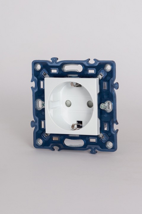 Розетка с заземлением, без рамки Elbi Eleсtriс Moda Vox 611-040232-217