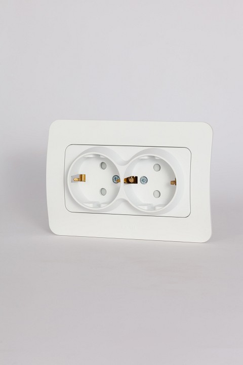 Розетка двойная с заземлением и со шторкой Elbi Eleсtriс Jazz 508-016200-917