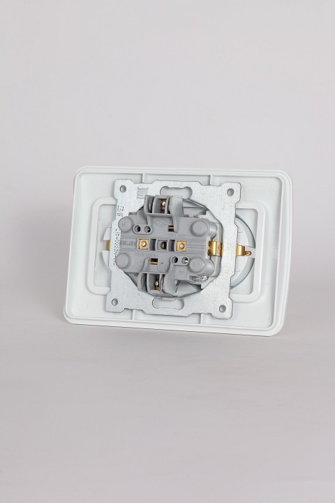Розетка двойная с заземлением и со шторкой Elbi Eleсtriс Jazz 508-016200-917