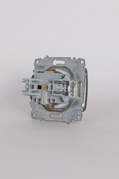 Розетка с заземлением с крышкой, без рамки Elbi Eleсtriс Jazz 607-010200-218