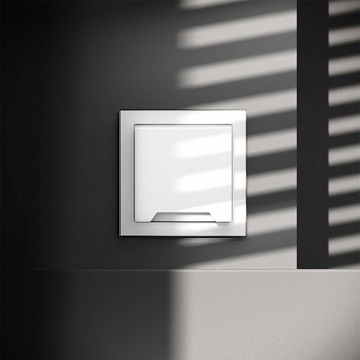 Розетка с заземлением и со шторкой, без рамки с крышкой Voltum S70 VLS040301