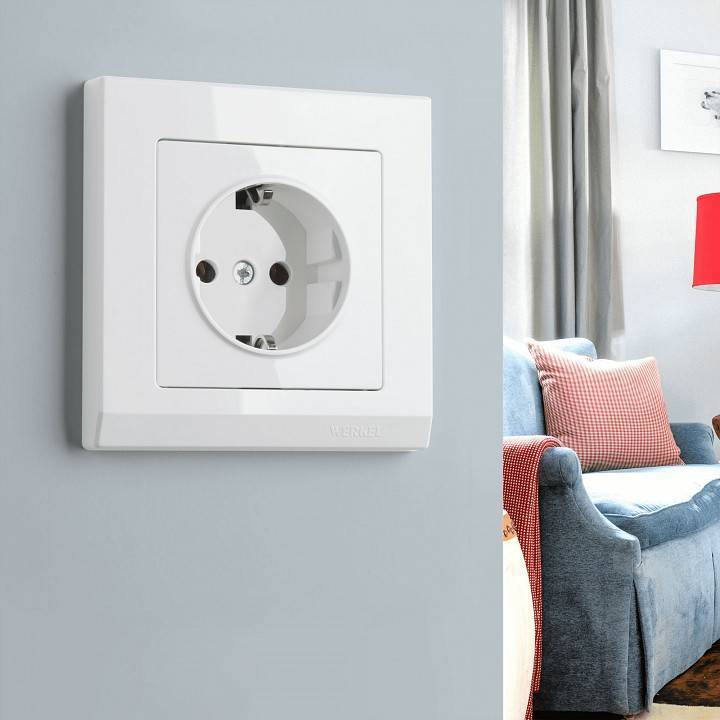 Розетка с заземлением и с шторками, без рамки Werkel белый W1171101