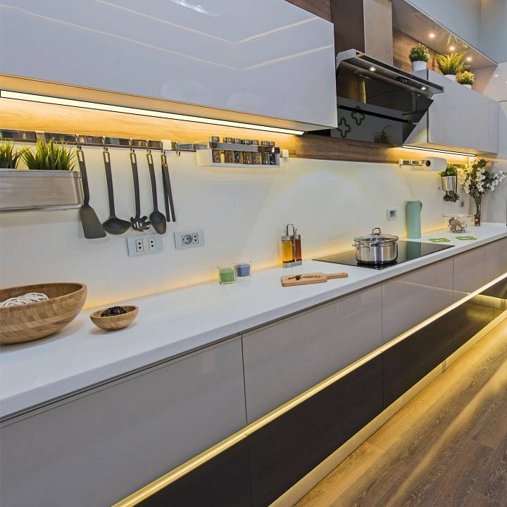 Короб накладной Apeyron Electrics  08-07-ЧБ