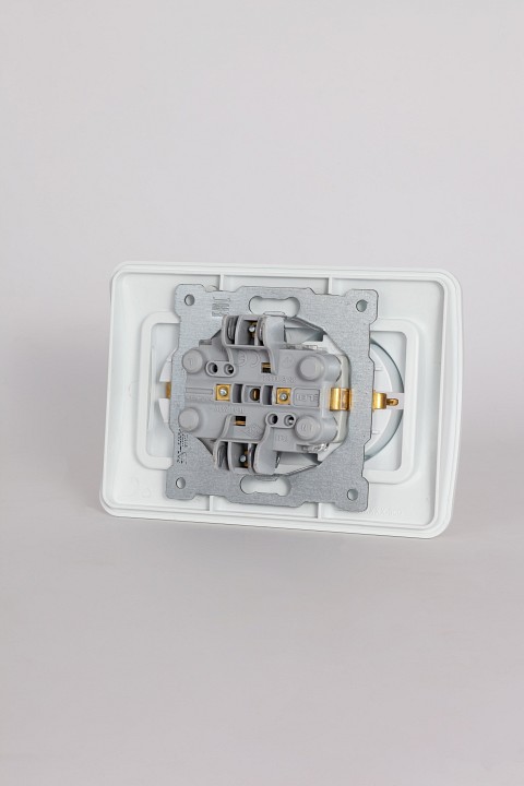 Розетка двойная с заземлением и со шторкой Elbi Eleсtriс Jazz 508-010200-917