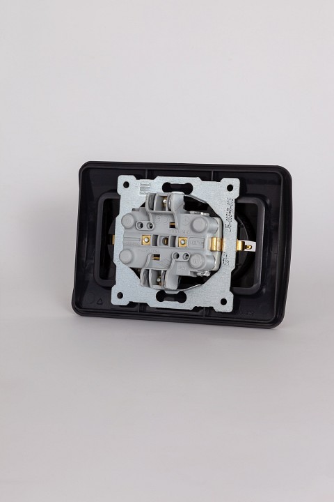 Розетка двойная с заземлением и со шторкой Elbi Eleсtriс Jazz 508-014800-917