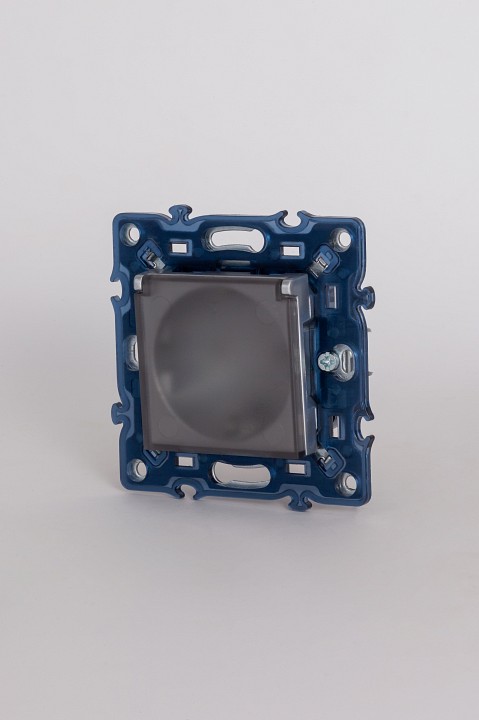 Розетка с заземлением и крышкой Elbi Moda Vox 611-041032-218