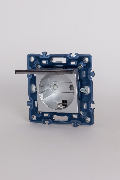 Розетка с заземлением и крышкой Elbi Moda Vox 611-041032-218