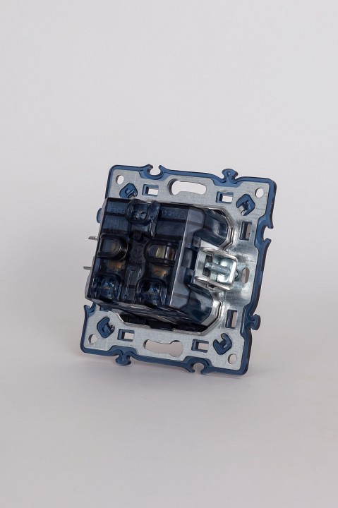 Розетка с заземлением и крышкой Elbi Moda Vox 611-041032-218