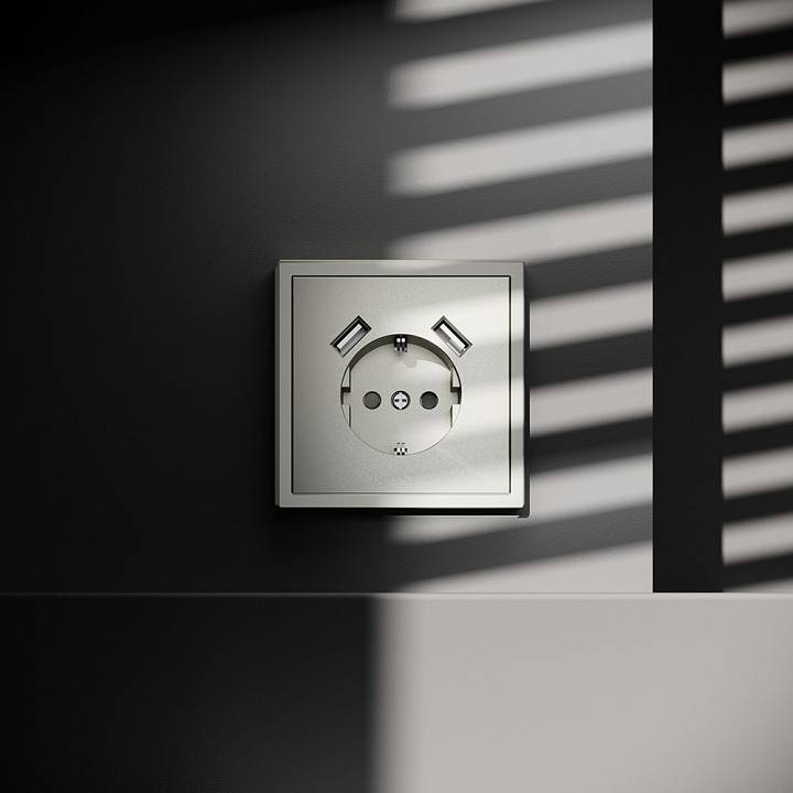 Розетка с заземлением и со шторкой и 2хUSB type A, без рамки Voltum S70 VLS040404